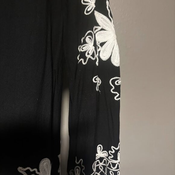 Black and 'White Top - Picture 5 of 7